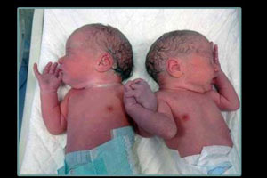 �kizler el ele tutu�uyor, d�nya onlar� konu�uyor,,,