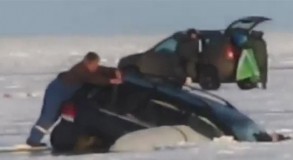 Ara� k�r�lan buzlardan suya g�m�ld�!