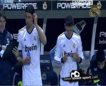 Mesut �zil'den 3 �hlas 1 Fatiha!
